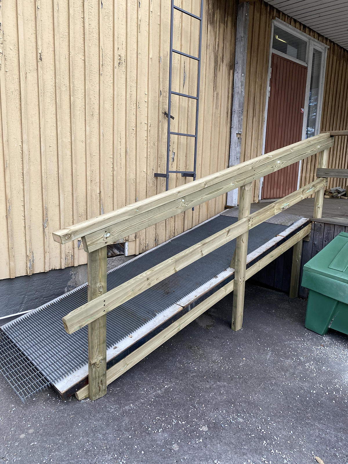 Kramsun ramppi talon päädyssä