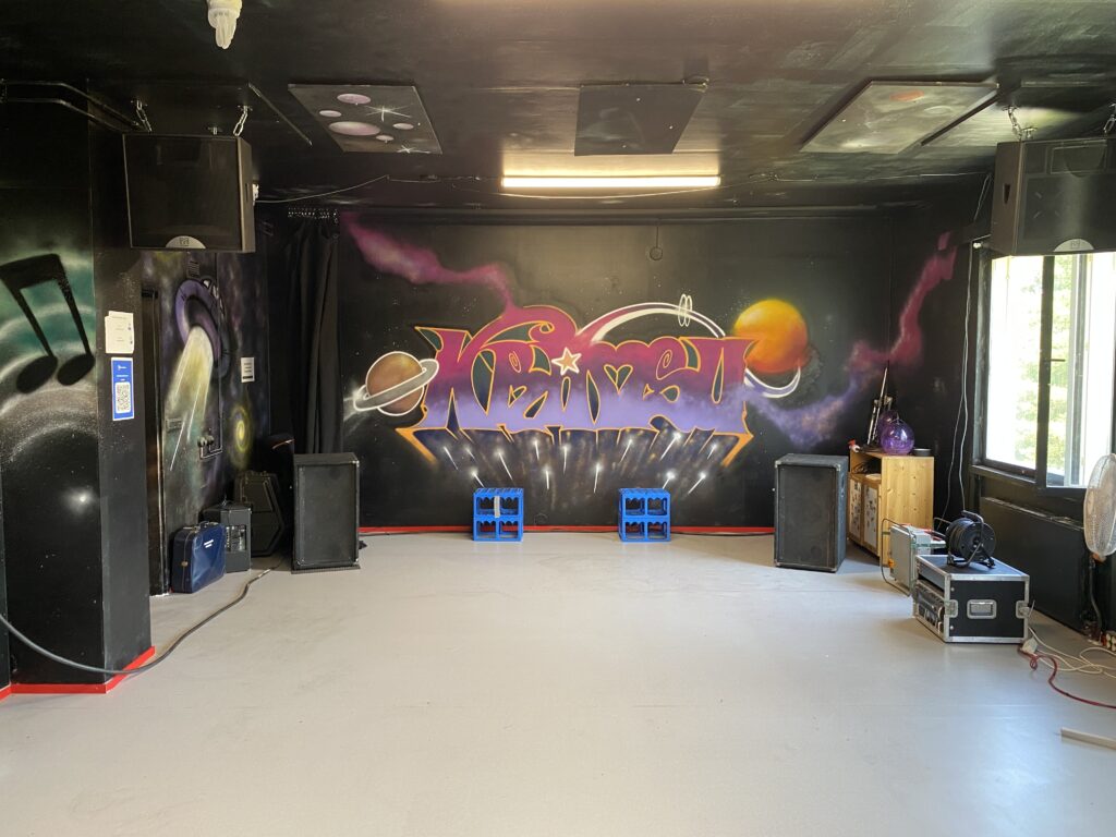 Isosalin moltonverho pääty, jossa verho on auki